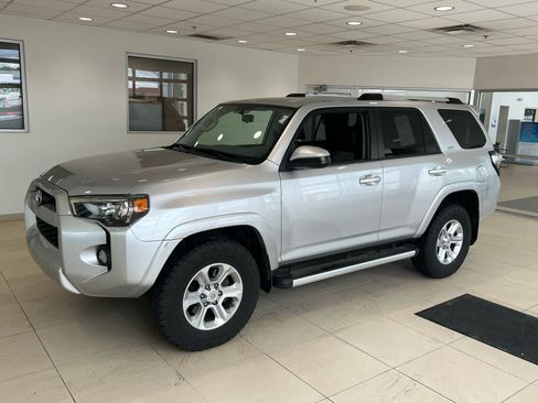 Used 2019 Toyota 4Runner SR5 AWD/4WD image 3