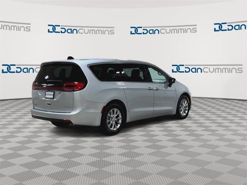 New 2026 Chrysler Pacifica Limited image 8