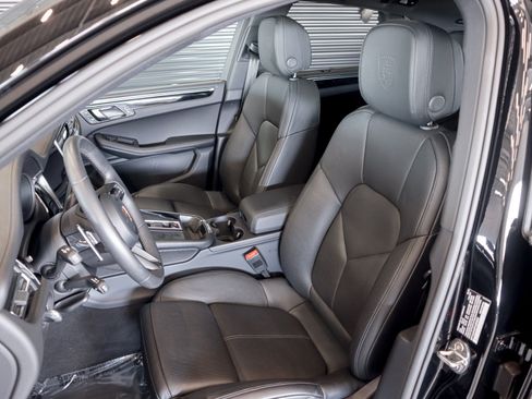 Certified 2026 Porsche Macan AWD/4WD image 5