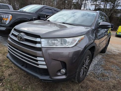 Used 2019 Toyota Highlander XLE image 3