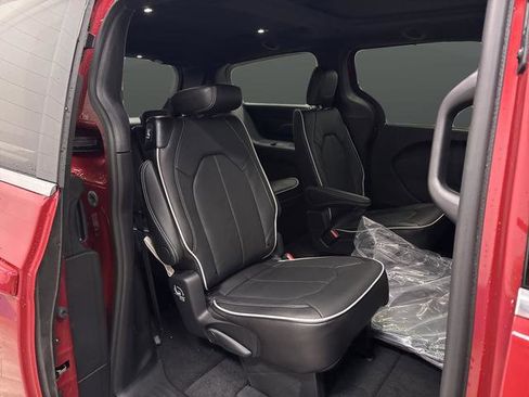New 2026 Chrysler Pacifica Limited w/ Trailer Tow Group image 32
