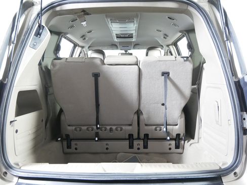 Used 2013 Chrysler Town & Country Touring-L w/ Driver Convenience Group FWD image 18