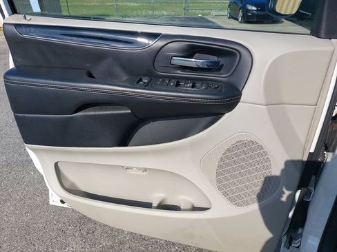 Used 2019 Dodge Grand Caravan SXT FWD image 23