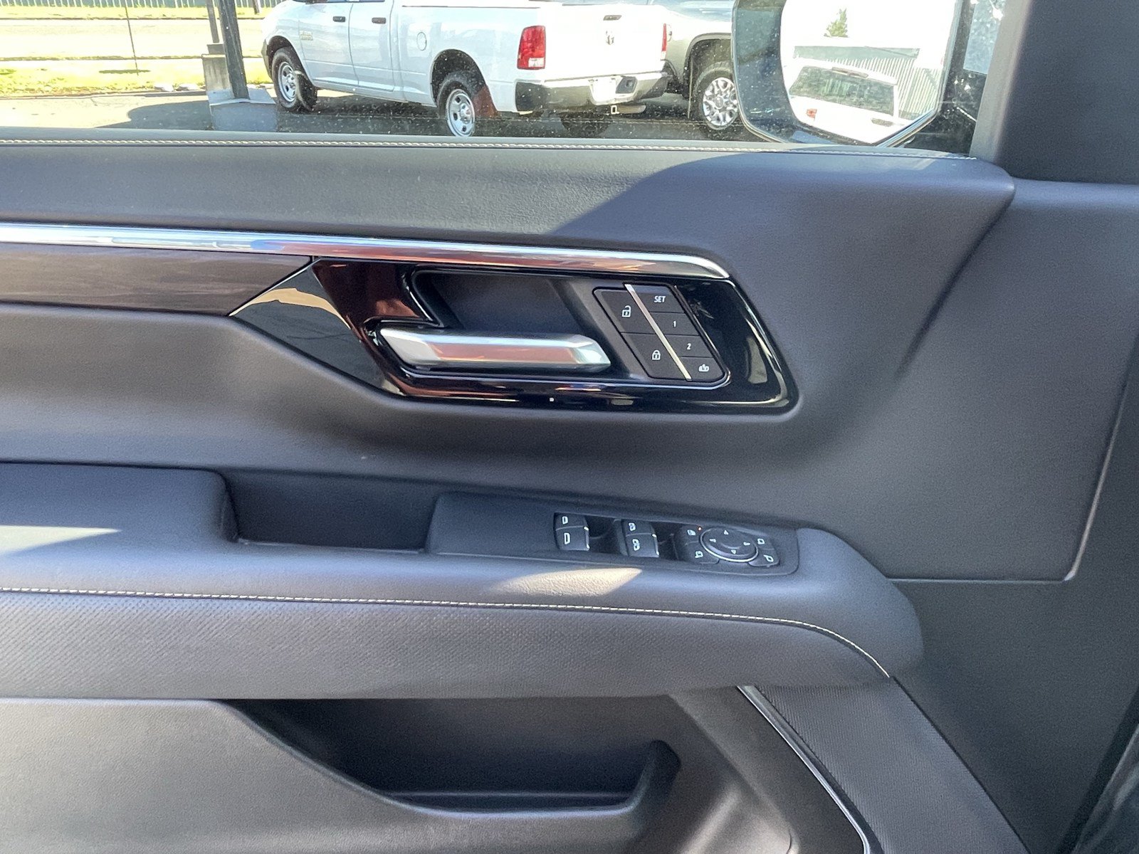 Used 2025 Chevrolet Suburban Premier AWD/4WD image 17