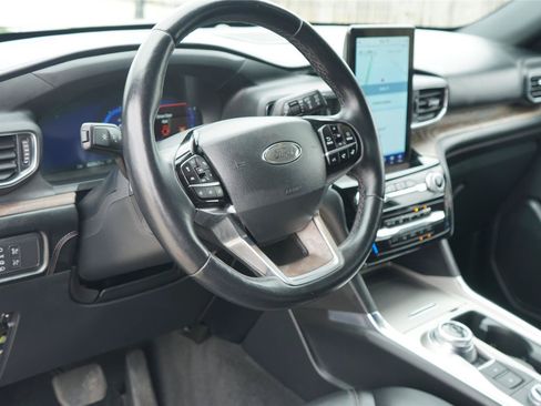 Certified 2022 Ford Explorer Platinum w/ Premium Technology Package AWD/4WD image 9