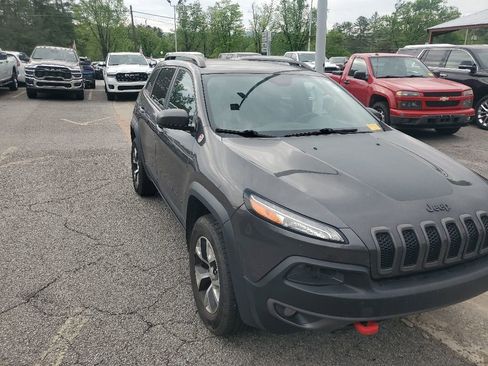 Used 2017 Jeep Cherokee Trailhawk w/ Cold Weather Group AWD/4WD image 4