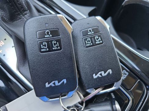 Certified 2023 Kia Carnival EX image 38