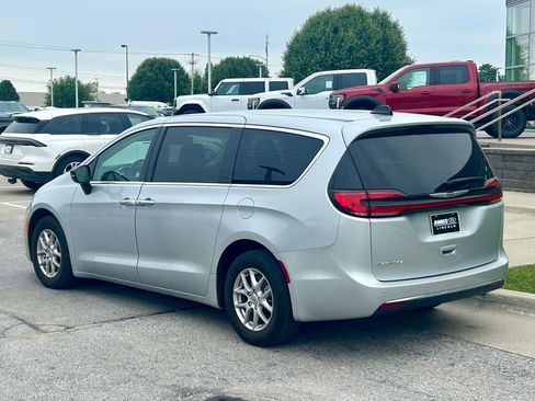 Used 2024 Chrysler Pacifica Touring-L FWD image 4