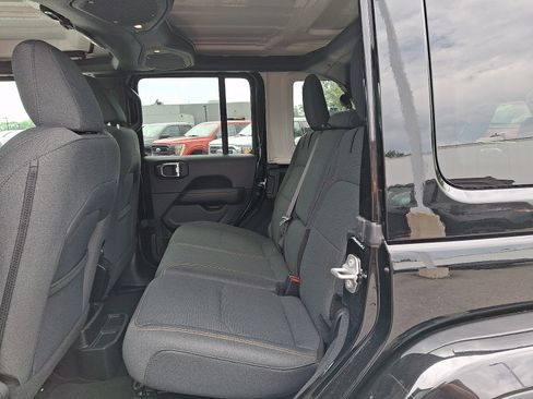Used 2025 Jeep Wrangler Unlimited Sahara AWD/4WD image 10