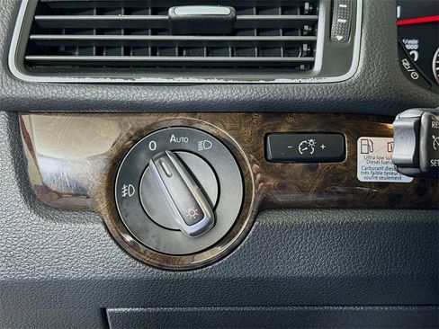 Used 2014 Volkswagen Passat TDI SEL Premium image 10