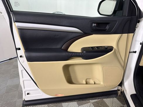 Used 2015 Toyota Highlander Plus FWD image 10