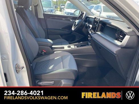 New 2025 Volkswagen Tiguan SE image 46