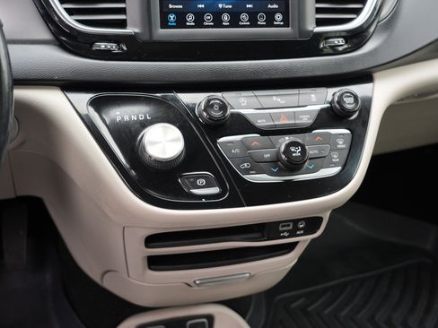 Used 2020 Chrysler Pacifica Touring-L FWD image 23