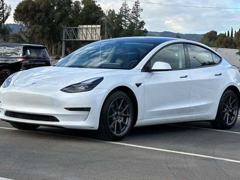 Used 2023 Tesla Model 3 Standard Range image 8
