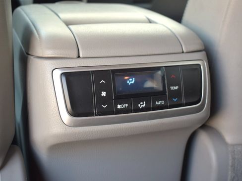 Used 2018 Toyota Highlander XLE AWD/4WD image 49