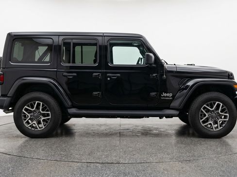 Used 2025 Jeep Wrangler Unlimited Sahara AWD/4WD image 11