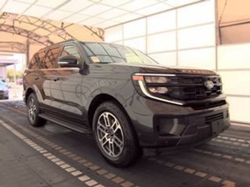 Used 2025 Ford Expedition Active AWD/4WD image 3