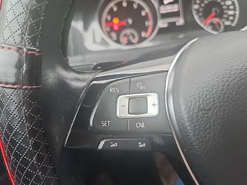 Used 2018 Volkswagen Golf SE image 19