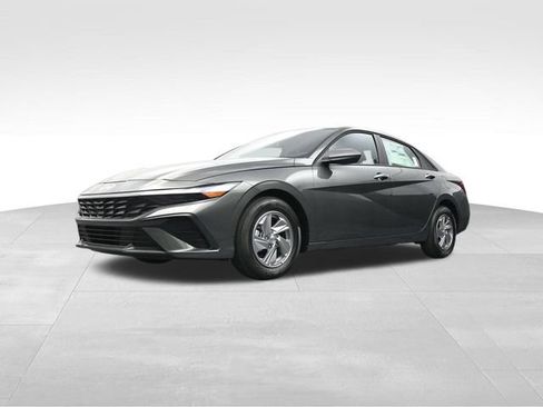 Used 2025 Hyundai Elantra SE FWD image 32