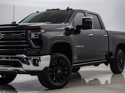 Used 2025 Chevrolet Silverado 2500 LTZ w/ LTZ Plus Package AWD/4WD image 2