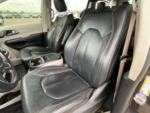 Used 2020 Chrysler Pacifica Touring-L FWD image 10