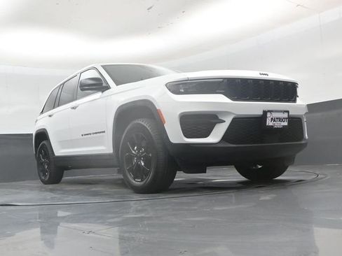 Used 2025 Jeep Grand Cherokee Altitude AWD/4WD image 45