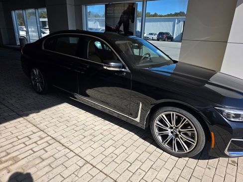 Used 2020 BMW 740i w/ Premium Package image 9