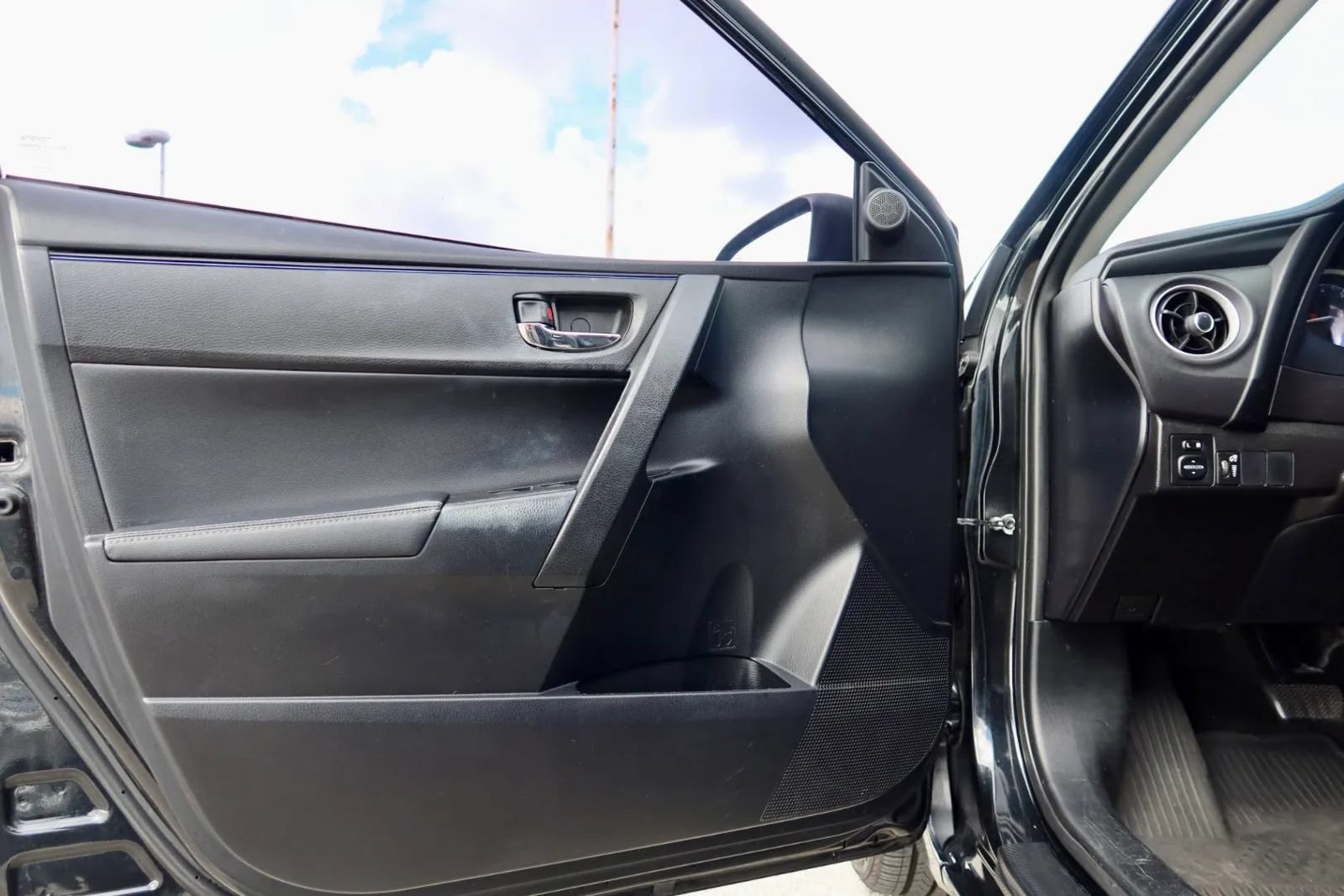 Used 2017 Toyota Corolla SE FWD image 11