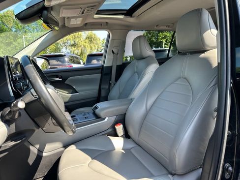 Used 2024 Toyota Highlander XLE FWD image 44