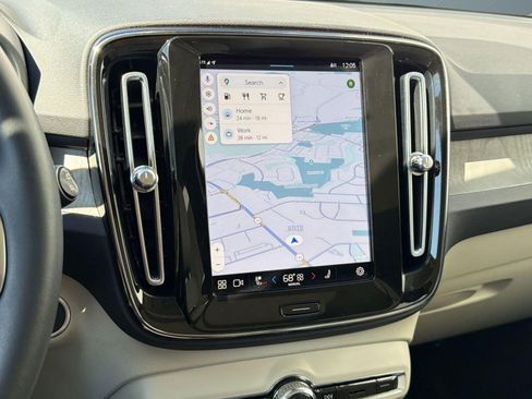 Used 2023 Volvo XC40 B5 Plus w/ Protection Package Premier image 23