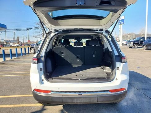 Used 2023 Jeep Grand Cherokee Laredo image 27