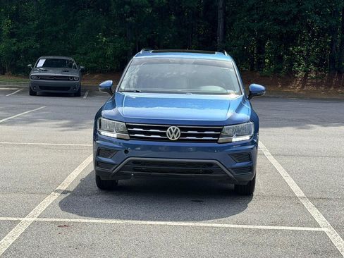 Used 2020 Volkswagen Tiguan SE w/ Panoramic Sunroof Package FWD image 2
