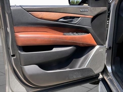 Used 2019 Cadillac Escalade ESV Luxury AWD/4WD image 21