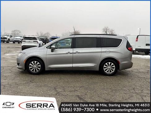 Used 2017 Chrysler Pacifica Touring-L image 2