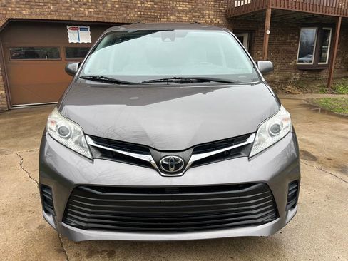 Used 2020 Toyota Sienna LE image 2