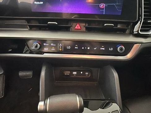 Used 2025 Kia Sportage EX FWD image 22