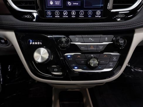 Used 2020 Chrysler Pacifica Limited image 36