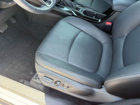Used 2025 Toyota Corolla Cross XLE w/ Convenience Package FWD image 18