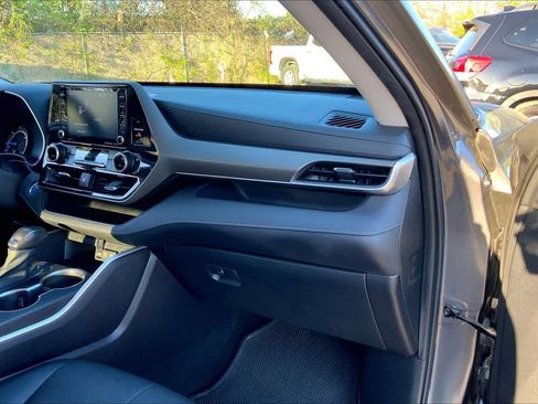 Used 2021 Toyota Highlander XLE image 19