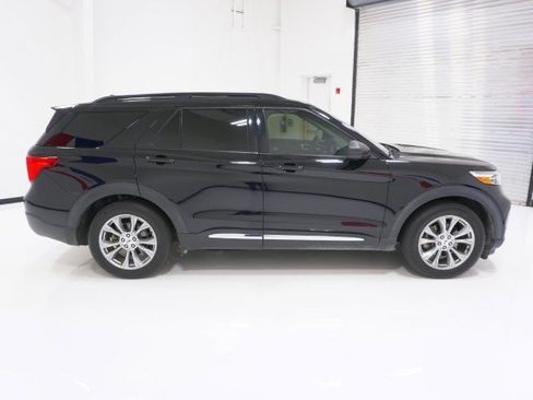 Certified 2021 Ford Explorer XLT w/ Equipment Group 202A RWD image 4