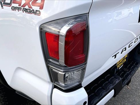 Certified 2021 Toyota Tacoma TRD Off-Road image 28