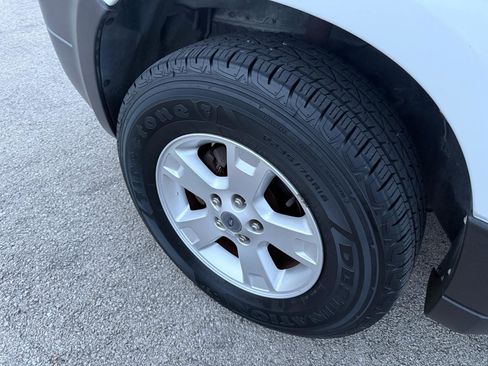 Used 2005 Ford Escape XLT image 9
