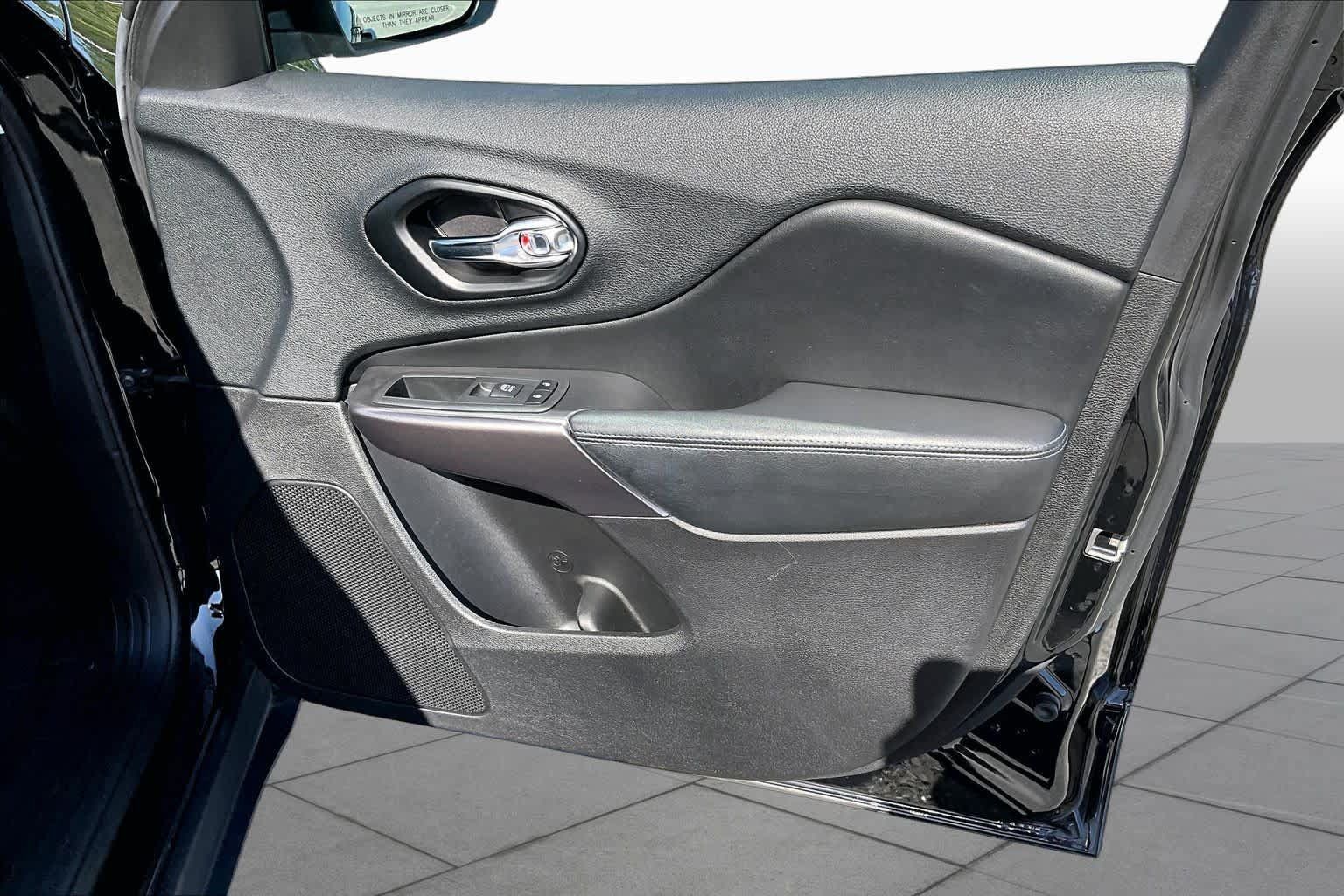 Used 2021 Jeep Cherokee Latitude FWD image 21