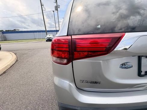 Used 2019 Mitsubishi Outlander SEL AWD/4WD image 14