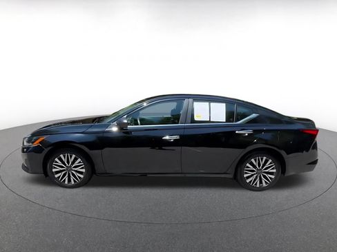 Used 2025 Nissan Altima 2.5 SV FWD image 12