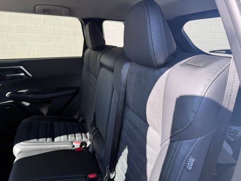 New 2025 Mitsubishi Outlander SE image 23