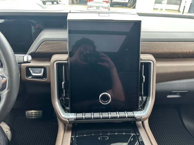 Used 2025 GMC Yukon Denali Ultimate w/ LPO, Illumination Package AWD/4WD image 21