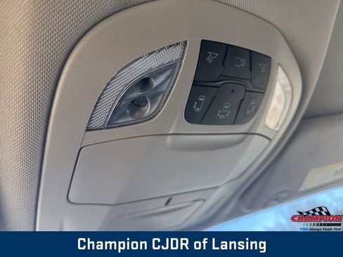 Used 2023 Chrysler Pacifica Touring-L image 28