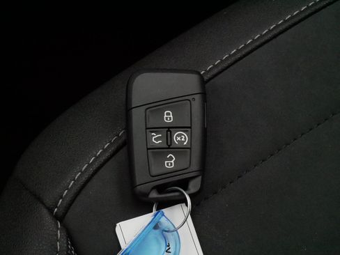 Certified 2025 Volkswagen Taos SE AWD/4WD image 32