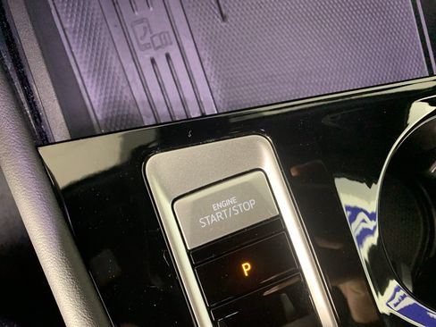 Used 2025 Volkswagen Atlas Cross Sport SE image 17